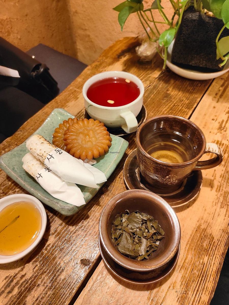Thưởng thức trà tại Shin Old Tea House