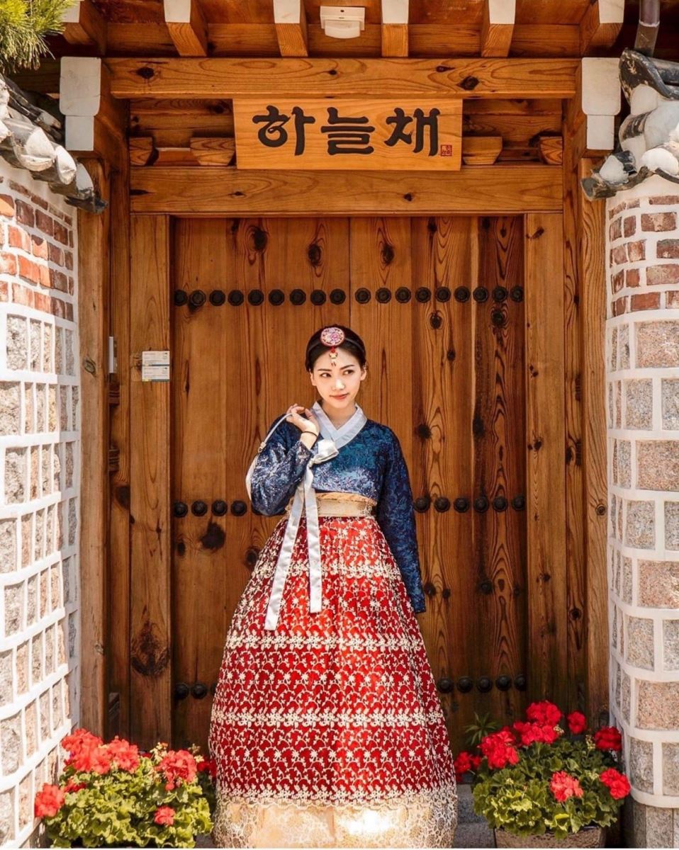 Vừa dạo chơi vừa tranh thủ lưu lại những bức hình lung linh ở làng cổ Hanok Bukchon 