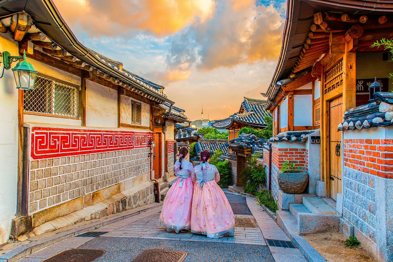 Vẻ đẹp của làng cổ Hanok Bukchon dưới ánh hoàng hôn