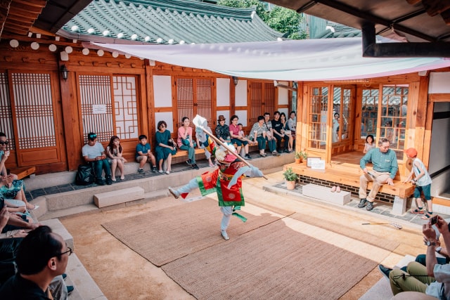 Hoạt động giao lưu văn hóa tại Trung tâm văn hóa truyền thống Bukchon 