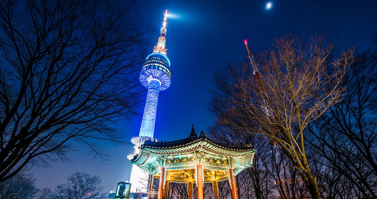 Tháp Namsan về đêm