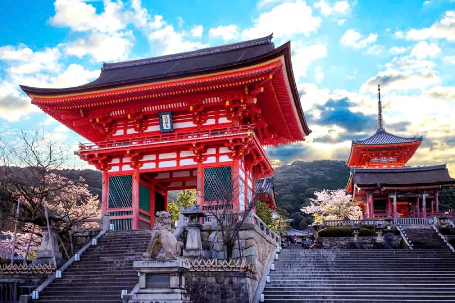 Cổng Nhị Vương là cổng chính vào chùa Otowasan Kiyomizu 