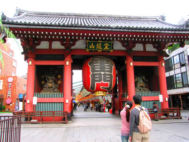  Cổng Sấm là lối vào chính đầu tiên dẫn vào đền thờ Asakusa Kannon