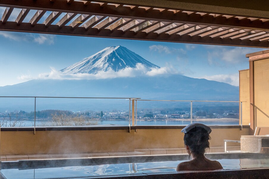 Tắm suối khoáng nóng Onsen với chiếc view "triệu đô"
