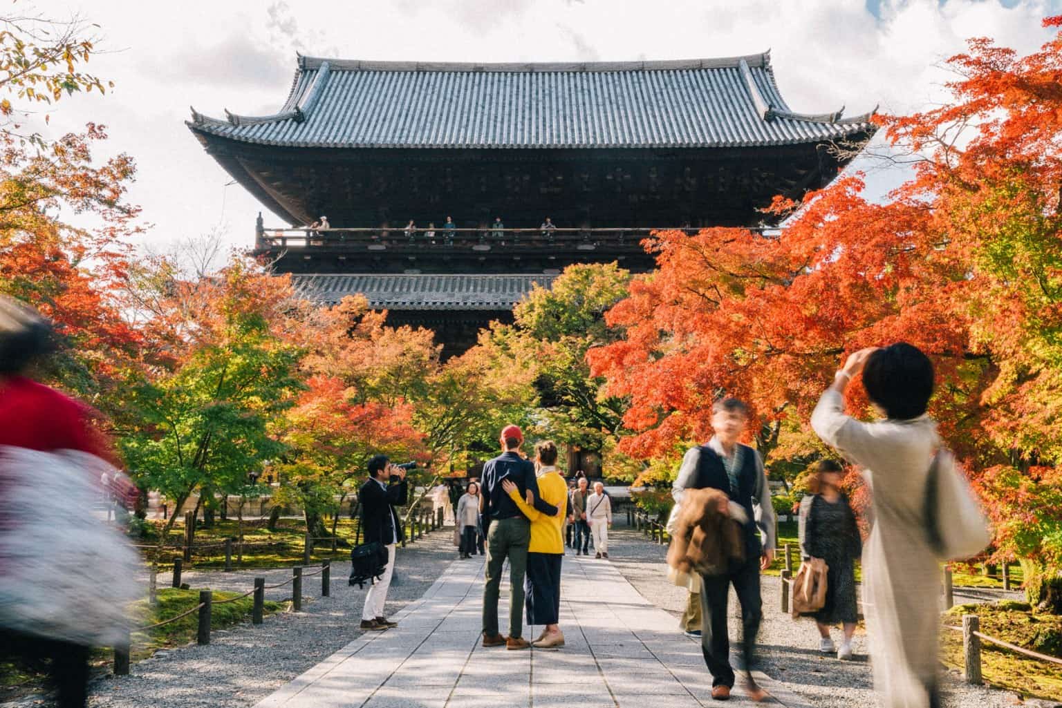 Chùa Kiyomizu ngập tràn sắc đỏ