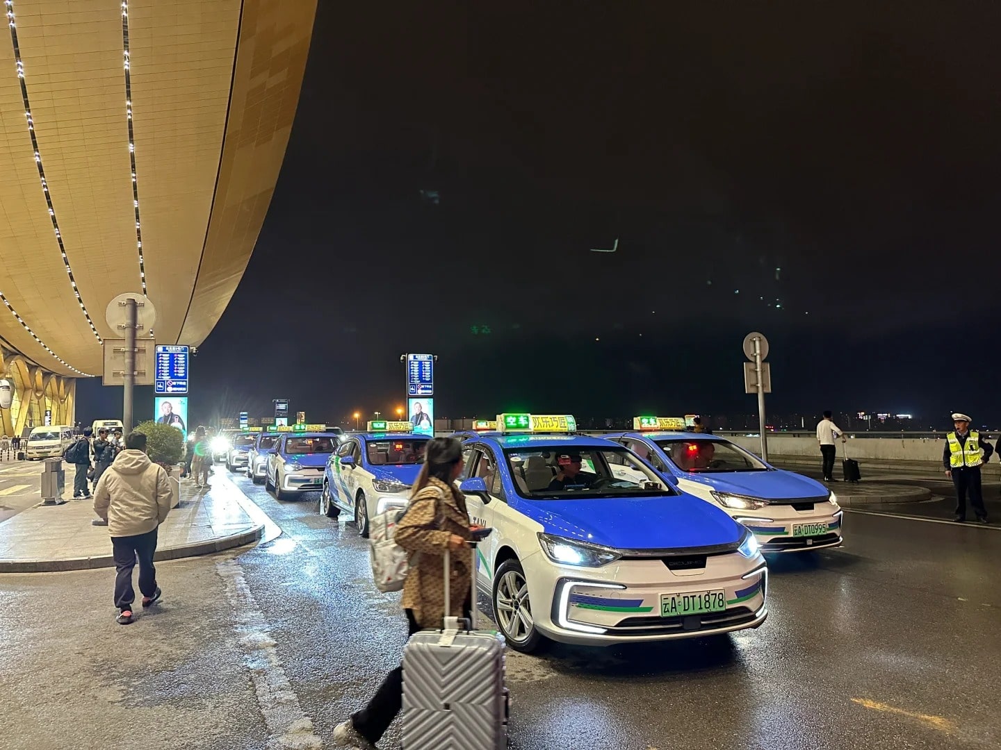Du khách có thể lựa chọn taxi làm phương tiện di chuyển giữa các điểm du lịch ở Lệ Giang